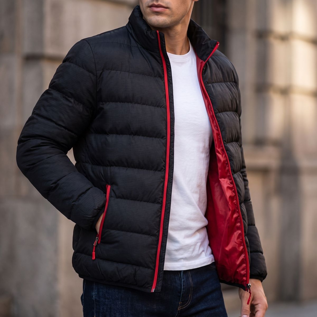 Detalle de la chaqueta negra con cremalleras e interior en rojo
