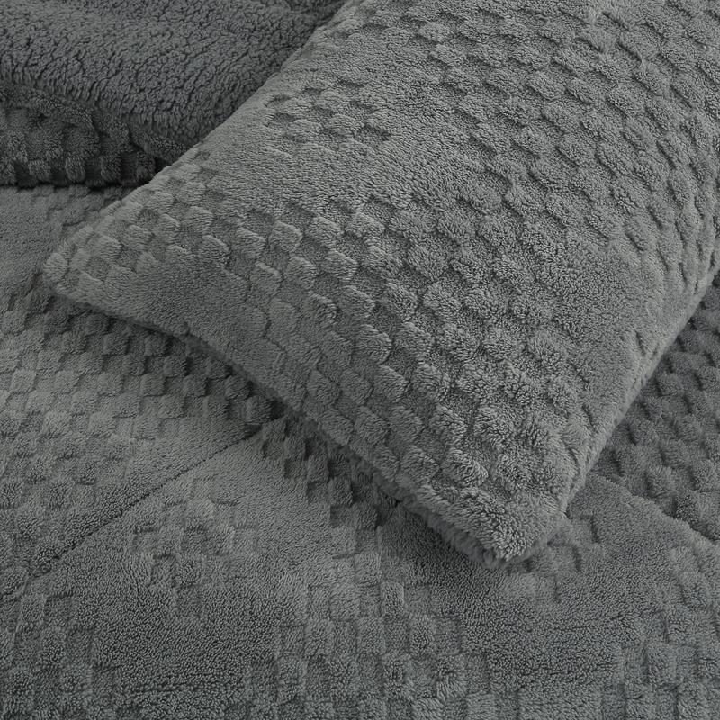 Detalle del edredón en gris pizarra con su funda de almohada